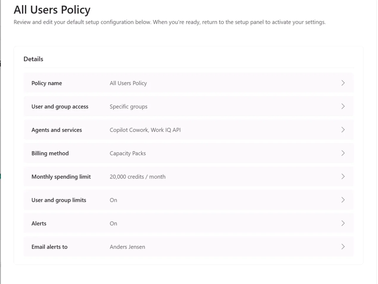 Opsummering af spending policy med Specific groups, capacity packs som billing method og 20.000 credits om måneden